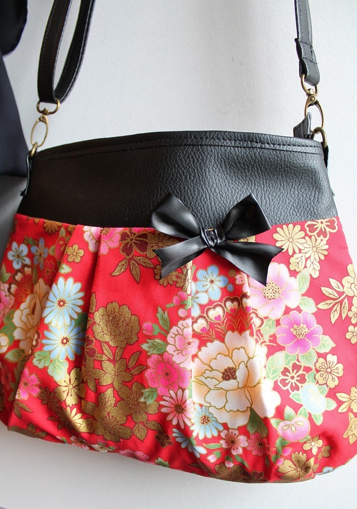 Crossbody shoulder bag - zipper closure - Kanako red - black faux leather